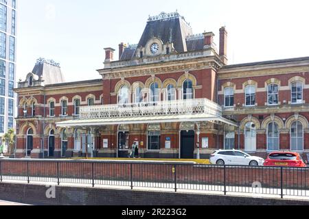 Eintritt zum Bahnhof Portsmouth & Southsea, Commercial Road, Portsmouth, Hampshire, England, Vereinigtes Königreich Stockfoto