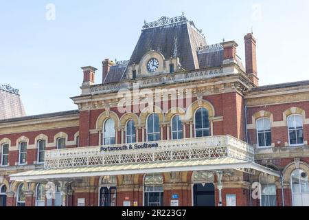 Eintritt zum Bahnhof Portsmouth & Southsea, Commercial Road, Portsmouth, Hampshire, England, Vereinigtes Königreich Stockfoto