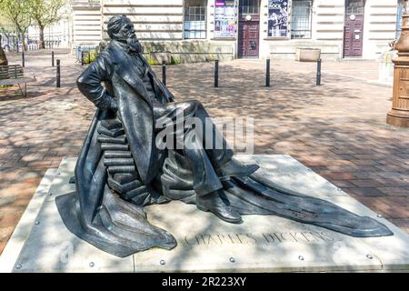 Statue von Charles Dickens (viktorianischer Schriftsteller), Guildhall Square, Portsmouth, Hampshire, England, Vereinigtes Königreich Stockfoto