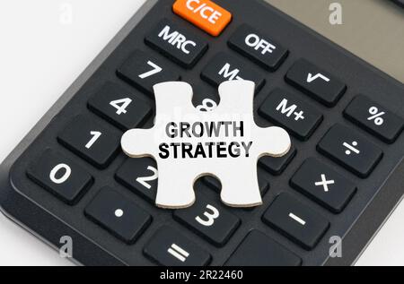 Geschäftskonzept. Auf dem Rechner ist ein Puzzle mit der Inschrift "Wachstumsstrategie" Stockfoto