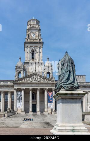 Portsmouth Guildhall und Queen Victoria Statue, Guildhall Square, Portsmouth, Hampshire, England, Vereinigtes Königreich Stockfoto