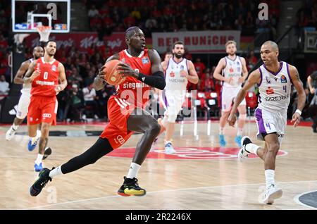 München, Deutschland. 16. Mai 2023. Basketball: Bundesliga, FC Bayern München - BG Göttingen, Meisterschaftsrunde, Viertelfinale, Spieltag 1, Audi Dome. Bayerns Isaac Bonga (Front l) in Aktion. Kredit: Angelika Warmuth/dpa/Alamy Live News Stockfoto