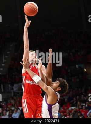 München, Deutschland. 16. Mai 2023. Basketball: Bundesliga, FC Bayern München - BG Göttingen, Meisterschaftsrunde, Viertelfinale, Spieltag 1, Audi Dome. Niels Giffey (l) von Bayern und Mark Smith von Göttingen in Aktion. Kredit: Angelika Warmuth/dpa/Alamy Live News Stockfoto