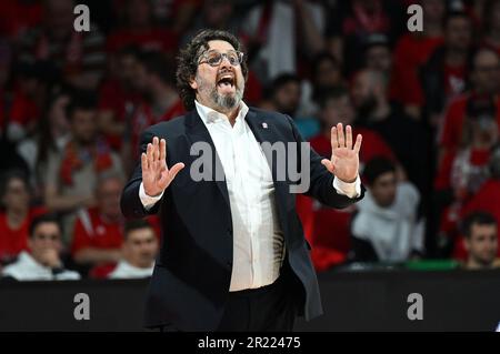 München, Deutschland. 16. Mai 2023. Basketball: Bundesliga, FC Bayern München - BG Göttingen, Meisterschaftsrunde, Viertelfinale, Spieltag 1, Audi Dome. Bayerns Coach Andrea Trinchieri macht Gesten an der Seitenlinie. Kredit: Angelika Warmuth/dpa/Alamy Live News Stockfoto