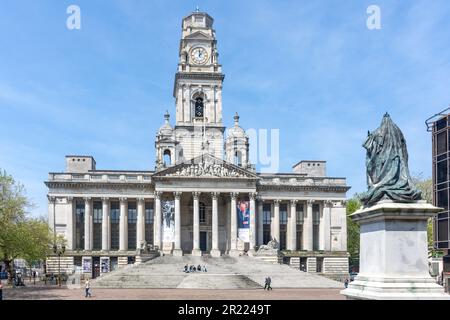 Portsmouth Guildhall und Queen Victoria Statue, Guildhall Square, Portsmouth, Hampshire, England, Vereinigtes Königreich Stockfoto