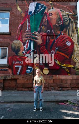 Liverpool, Großbritannien. 16. Mai 2023. Die englische Profi-Fußballspielerin Missy Bo Kearns, die als Mittelfeldspielerin für den Women's Super League Club Liverpool spielt, wird bei einer neu vollendeten Malerei von sich selbst von Künstler Paul Curtis in Tancred Road, Liverpool, gesehen. Kearns, ein Scouser und lebenslanger Roter, ist seit dem Alter von acht Jahren in den Büchern des Clubs und hat sich mit Liverpool erfolgreich durchgesetzt, während er von England ebenfalls auf U23-Niveau gekrönt wurde. (Foto: Dave Rushen/SOPA Images/Sipa USA) Guthaben: SIPA USA/Alamy Live News Stockfoto