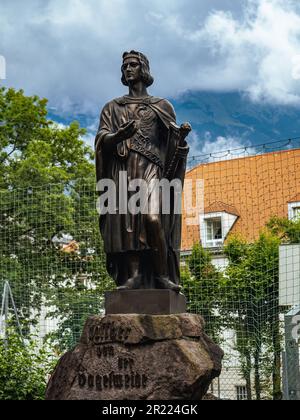 Bronzestatue des mittelalterlichen Dichters Walter von der Vogelweide in Innsbruck, Österreich, Tirol Stockfoto