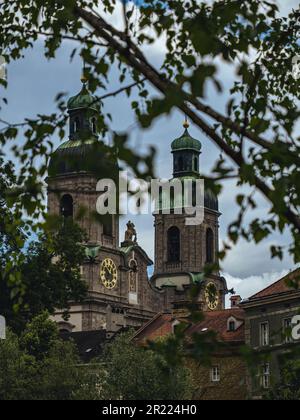 St. James-Jakob-dom in Innsbruck Österreich Tirol durch Laubbäume zu sehen Stockfoto