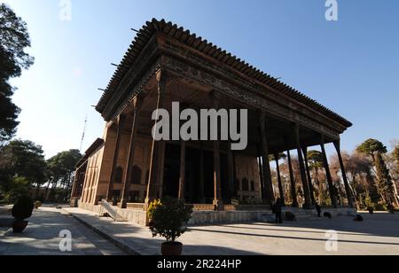 Der Chehel Sotun Palast befindet sich in Isfahan, Iran. Er wurde von den Safavids im 17. Jahrhundert erbaut. Es hat Holzarchitektur. Stockfoto