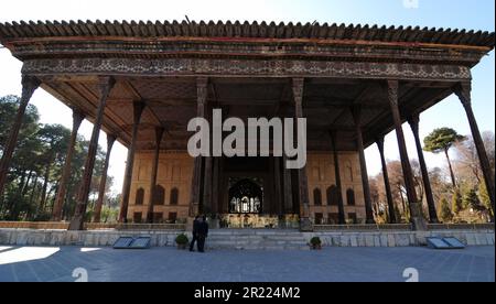 Der Chehel Sotun Palast befindet sich in Isfahan, Iran. Er wurde von den Safavids im 17. Jahrhundert erbaut. Es hat Holzarchitektur. Stockfoto