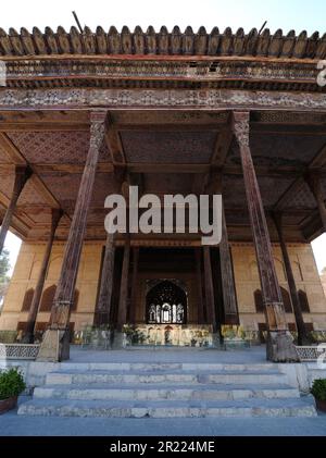 Der Chehel Sotun Palast befindet sich in Isfahan, Iran. Er wurde von den Safavids im 17. Jahrhundert erbaut. Es hat Holzarchitektur. Stockfoto