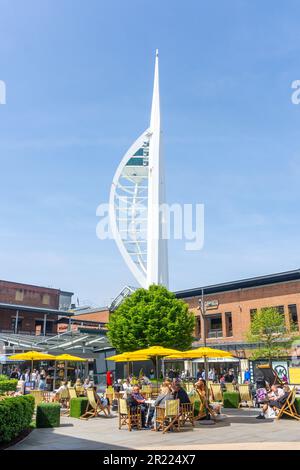 Der Spinnaker Tower vom Central Square, Gunwharf Quays Outlet Village, Gunwharf, Portsmouth, Hampshire, England, Vereinigtes Königreich Stockfoto