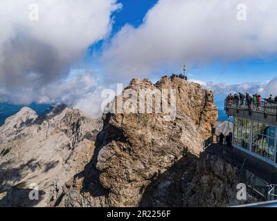 Touristen und Bergsteiger auf dem Gipfel der Zugspitze im Sommer Stockfoto