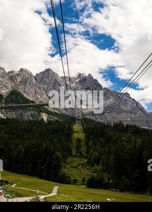 Zugspitze Seilbahn, die den Gipfel hinaufführt, vom Bahnhof Eibsee aus gesehen Stockfoto