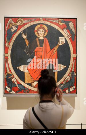 Barcelona, Spanien - 26. 2019. Dez.: Wisitor Woman Listen Guide Tour mit Kopfhörern im Nationalmuseum für Kunst von Katalonien, Barcelona, Spanien Stockfoto