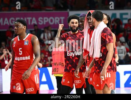 München, Deutschland. 16. Mai 2023. Basketball: Bundesliga, FC Bayern München - BG Göttingen, Meisterschaftsrunde, Viertelfinale, Spieltag 1, Audi Dome. Spieler vom FC Bayern jubeln nach dem Sieg. Kredit: Angelika Warmuth/dpa/Alamy Live News Stockfoto