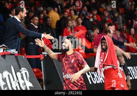 München, Deutschland. 16. Mai 2023. Basketball: Bundesliga, FC Bayern München - BG Göttingen, Meisterschaftsrunde, Viertelfinale, Spieltag 1, Audi Dome. Spieler vom FC Bayern jubeln nach dem Sieg. Kredit: Angelika Warmuth/dpa/Alamy Live News Stockfoto