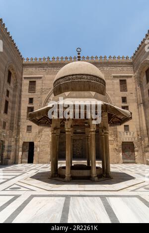 Innenhof einer alten Moschee in Kairo Stockfoto