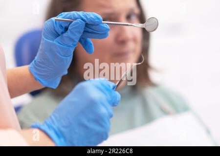 Dentalwerkzeuge werden für Untersuchungs- und Behandlungsverfahren in der modernen Klinik verwendet. Stockfoto