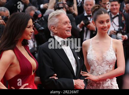 Cannes, Frankreich, 16. Mai 2023. Catherine Zeta-Jones, Michael Douglas und Carys Zeta Douglas auf dem roten Teppich bei der Eröffnungszeremonie und Jeanne du Barry Gala-Vorführung für das Cannes Film Festival 76. in Cannes, Frankreich. Kredit: Doreen Kennedy/Alamy Live News. Stockfoto