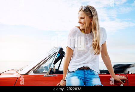 Leben kurz, mehr reisen. Eine glückliche junge Frau, die einen Roadtrip im Sommer genießt. Stockfoto