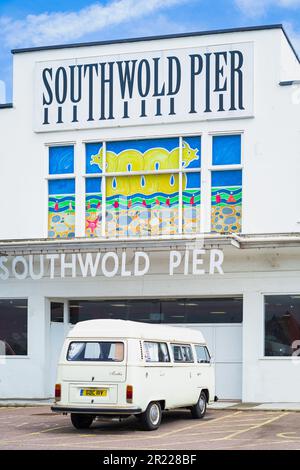 Southwold, Großbritannien - Mai 3 2023 das berühmte Southwold Pier Gebäude und ein Wohnmobil vor dem Eingang geparkt. Stockfoto