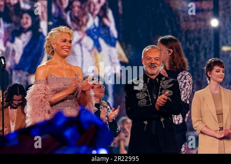 13. Mai 2023, Vereinigtes Königreich: Die Gastgeber Hannah Waddingham und Graham Norton beim Grand Final von Eurovision 2023. Ein geschätztes Publikum von über 160 Millionen wird den diesjährigen Wettbewerb gesehen haben, der live in den 37 teilnehmenden Ländern und online auf TikTok und YouTube ausgestrahlt wurde. Die 26 Finalisten traten live vor einem Publikum von über 6.000 in der Liverpool Arena auf. (Kreditbild: © Andy von Pip/ZUMA Press Wire) NUR REDAKTIONELLE VERWENDUNG! Nicht für den kommerziellen GEBRAUCH! Stockfoto