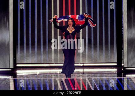 13. Mai 2023, Vereinigtes Königreich: Mae Müller aus Großbritannien beim Grand Final von Eurovision 2023. Ein geschätztes Publikum von über 160 Millionen wird den diesjährigen Wettbewerb gesehen haben, der live in den 37 teilnehmenden Ländern und online auf TikTok und YouTube ausgestrahlt wurde. Die 26 Finalisten traten live vor einem Publikum von über 6.000 in der Liverpool Arena auf. (Kreditbild: © Andy von Pip/ZUMA Press Wire) NUR REDAKTIONELLE VERWENDUNG! Nicht für den kommerziellen GEBRAUCH! Stockfoto