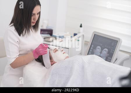 Schönheitsbehandlungen mit Gesichtsmasken und Vollmasken von Kosmetikern und Kosmetikern Stockfoto