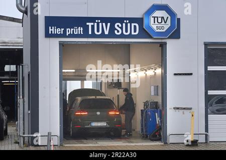 Karlsfeld, Deutschland. 16. Mai 2023. TUEV-Abnahme eines Autos durch TUEV VERKLAGT? Kredit: dpa/Alamy Live News Stockfoto