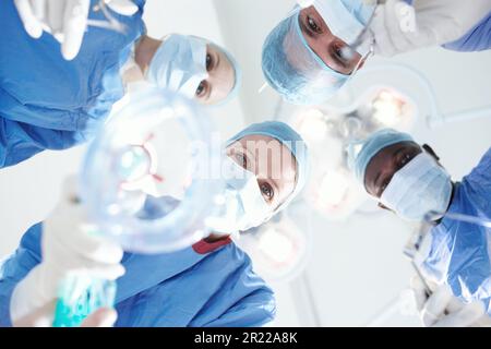 Wir sehen uns auf der anderen Seite. Aus der Sicht des Patienten von Chirurgen und Ärzten, die einen Patienten unter Vollnarkose stellen. Stockfoto