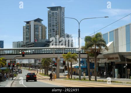 Fußgängerbrücke, die das Australia Fair Metro Shopping Centre mit dem Australia Fair Shopping Centre, Southport, Gold Coast, Australien verbindet. Stockfoto