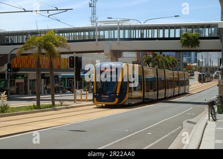 Straßenbahn vorbei an Australia Fair, G:Link, Gold Coast Light Rail, Gold Coast, Queensland, Australien. Stockfoto