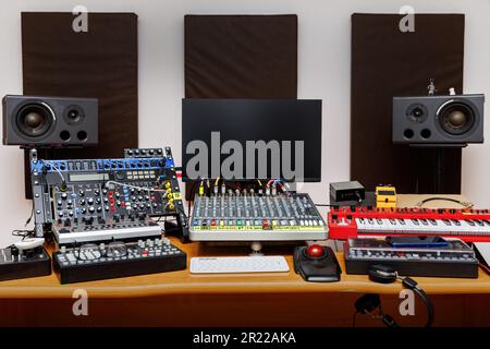 Einrichtung von Tontechnikgeräten in einem Musikproduktionsstudio Stockfoto