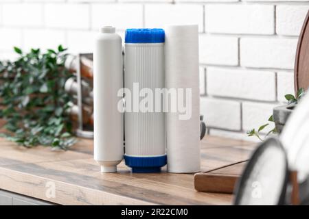 Wasserfilter auf Holztisch in der Küche Stockfoto