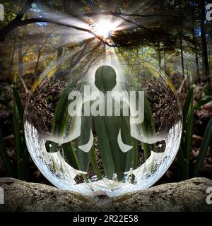 Menschliche Silhouette beim Yoga, Lotusstellung (menschlicher Energiekörper, Aura) vor dem Lensball (Kristallkugel) Stockfoto