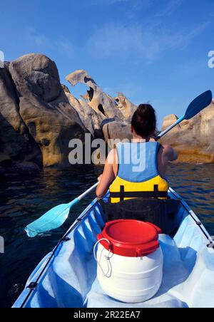 Kajak entlang der Küste in der Nähe des Dorfes Campomoro in der Bucht von Valinco, Frankreich, Korsika, Propriano Stockfoto