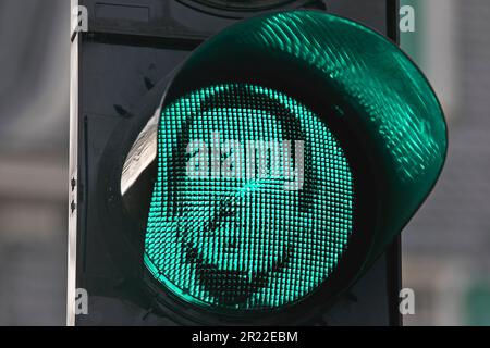 Grüne Ampel am Haus von Engels mit dem Porträt von Friedrich Engels, Deutschland, Nordrhein-Westfalen, Bergisches Land, Wuppertal Stockfoto