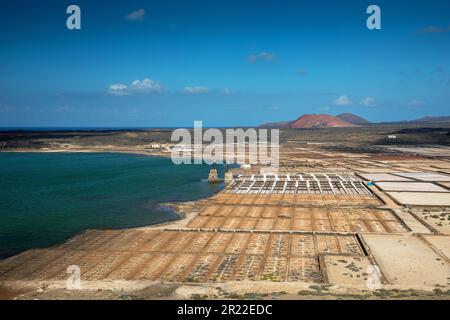 Salinas de Janubio, Verdampfungsbecken mit unterschiedlicher Salzkonzentration, Kanarische Inseln, Lanzarote, Yaiza Stockfoto