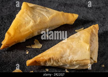 Griechische Spanakopita in Phyllo-Teig. Nahaufnahme. Stockfoto