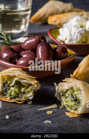 Griechische Spanakopita in Phyllo-Teig. Nahaufnahme. Stockfoto