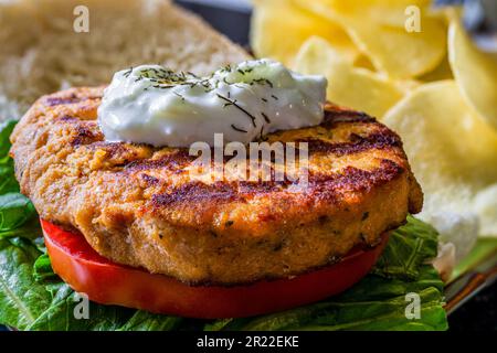 Gegrillter Lachsburger auf einem Brötchen. Über Schuss. Stockfoto