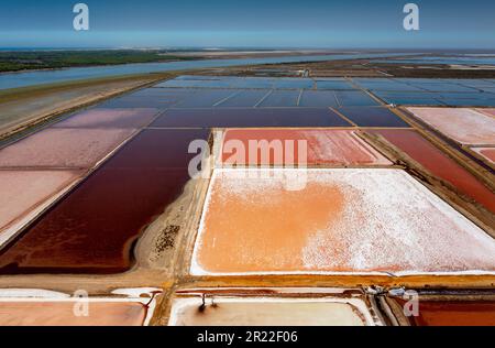 Saline Bonanza am Fluss Guadalquivir, Verdampfungsbecken mit unterschiedlicher Salzkonzentration, Spanien, Andalusien, Sanlucar de Barrameda Stockfoto