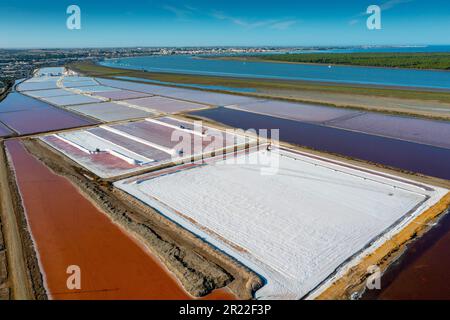 Saline Bonanza am Fluss Guadalquivir, Verdampfungsbecken mit unterschiedlicher Salzkonzentration, Spanien, Andalusien, Sanlucar de Barrameda Stockfoto