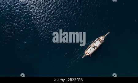 Luftaufnahme der Drohne auf einem kleinen Kreuzfahrtschiff. Hochwertiges Foto Stockfoto