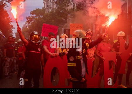 Feuerwehrleute halten Leuchtfeuer, während die übrigen Demonstranten während der Demonstration Plakate halten, auf denen ihre Meinung zum Ausdruck gebracht wird. Demonstration spanischer Feuerwehrleute, organisiert vom Berufsverband der Feuerwehrleute (CUBP). Die Feuerwehrleute haben angekündigt, dass sie um die Annahme eines Rahmengesetzes bitten werden, das ihre Funktionen und Befugnisse unterscheidet, da sie dafür gesorgt haben, dass es derzeit viele autonome Gemeinschaften gibt, die keine Gesetze zur Regelung ihrer Tätigkeit haben, sodass sie ungeschützt bleiben. (Foto: Guillermo Gutierrez Carrascal/SOPA Images/Sipa USA) Stockfoto