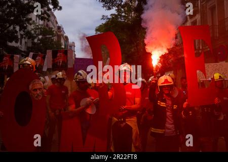 Feuerwehrleute halten Leuchtfeuer, während die übrigen Demonstranten während der Demonstration Plakate halten, auf denen ihre Meinung zum Ausdruck gebracht wird. Demonstration spanischer Feuerwehrleute, organisiert vom Berufsverband der Feuerwehrleute (CUBP). Die Feuerwehrleute haben angekündigt, dass sie um die Annahme eines Rahmengesetzes bitten werden, das ihre Funktionen und Befugnisse unterscheidet, da sie dafür gesorgt haben, dass es derzeit viele autonome Gemeinschaften gibt, die keine Gesetze zur Regelung ihrer Tätigkeit haben, sodass sie ungeschützt bleiben. (Foto: Guillermo Gutierrez Carrascal/SOPA Images/Sipa USA) Stockfoto