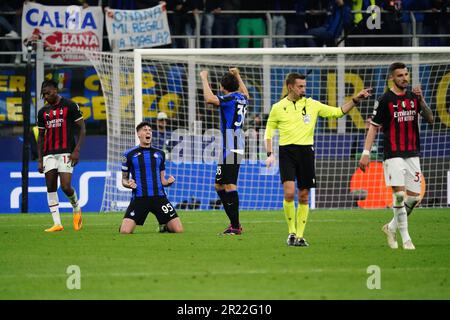 Mailand, Italien - 16/05/2023, Alessandro Bastoni (FC Inter) feiert am 16. Mai 2023 im Giuseppe Meazza Stadion in Mailand den Sieg des Spiels während der UEFA Champions League, des Halbfinals und des 2.-beinigen Fußballspiels zwischen dem FC Internazionale und dem AC Mailand. - Guthaben: Luca Rossini/E-Mage/Alamy Live News Stockfoto
