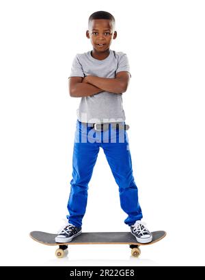 Ich will nur skaten. Studioaufnahme eines süßen kleinen Jungen, der mit seinem Skateboard vor weißem Hintergrund posiert. Stockfoto