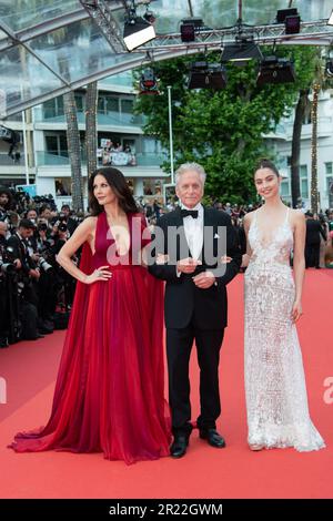 Carys Zeta Douglas, Michael Douglas und Catherine Zeta-Jones, die am 16. Mai 2023 im Rahmen des Filmfestivals 76. in Cannes, Frankreich, am Eröffnungswettbewerb Red Carpet und Jeanne du Barry Premiere teilnehmen. Foto: Aurore Marechal/ABACAPRESS.COM Stockfoto